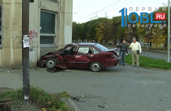 Машина врезалась в здание в центре города