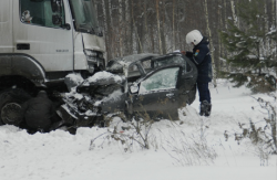  Легковушка залетела под автовоз