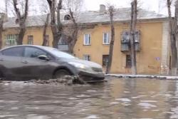  Воду с дорог вывозят вручную