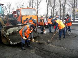 Дорожники залатают ямы на нескольких улицах Челябинска 