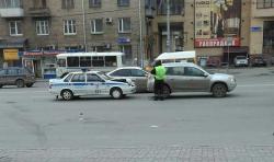 В центре Челябинска столкнулись иномарка и экипаж ГИБДД